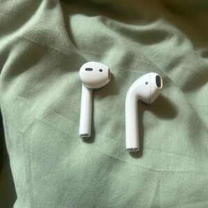Apple air pods White Wireless Earbuds  (havent tried to see if they work)
